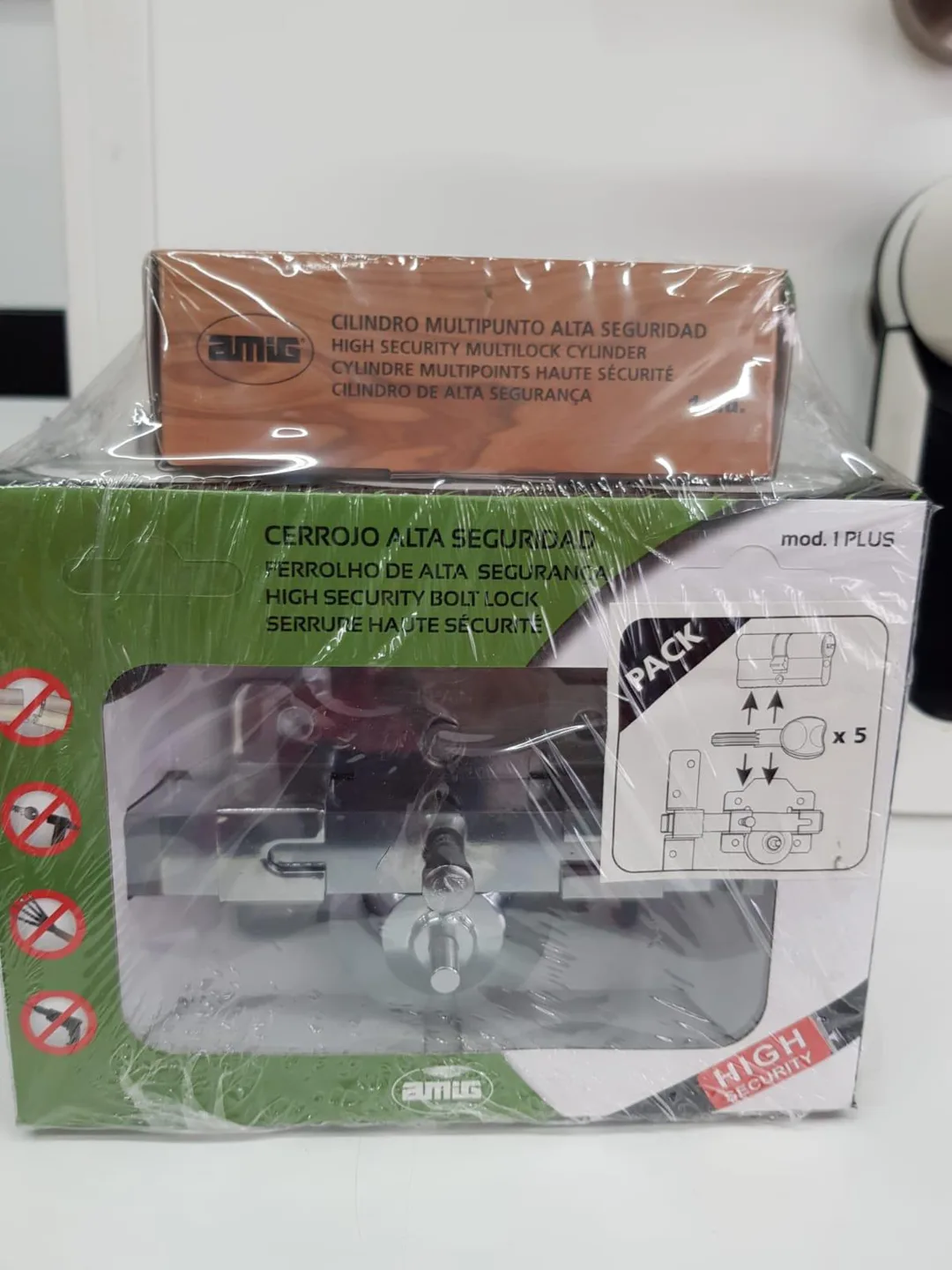 Material de cerrojo en imagen aportada para Cerrajero Catarroja 24H